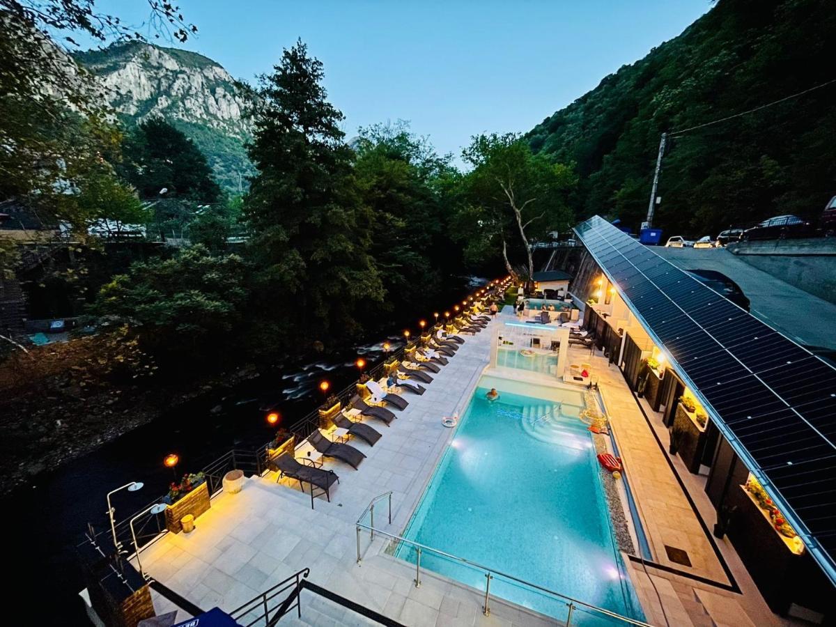 Hotel Holiday Maria Băile Herculane Exterior foto
