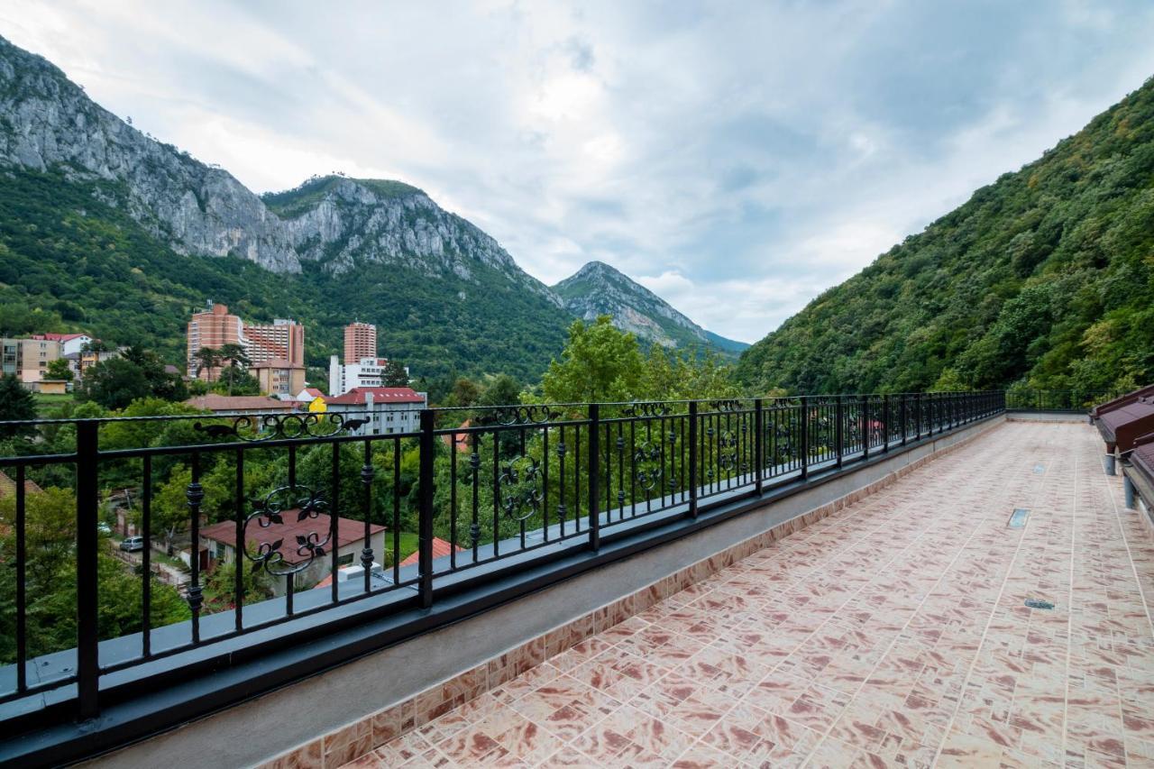 Hotel Holiday Maria Băile Herculane Exterior foto